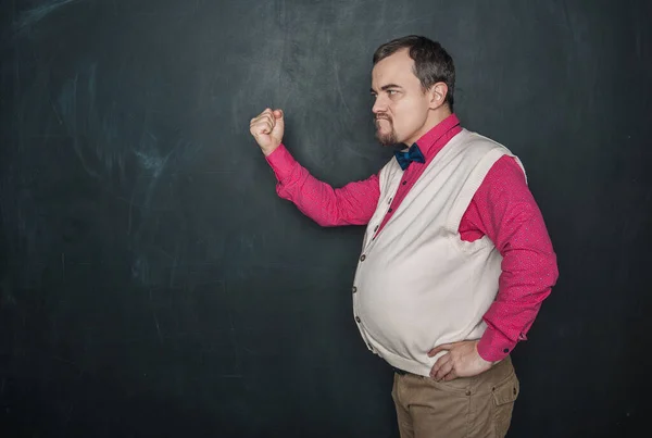 Professeur Colère Menace Poing Sur Fond Tableau Noir — Photo