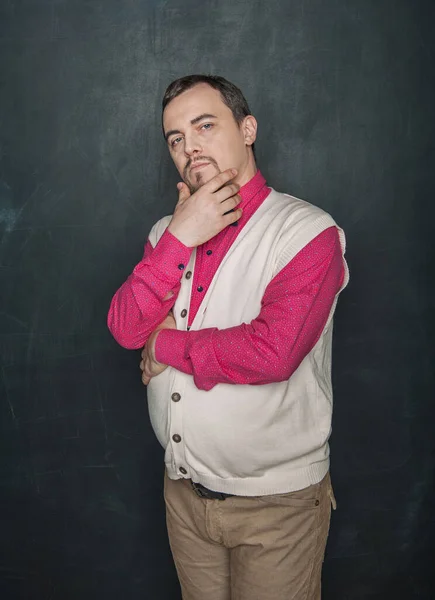 Profesor Reflexivo Con Tiza Mirando Hacia Arriba Fondo Pizarra — Foto de Stock