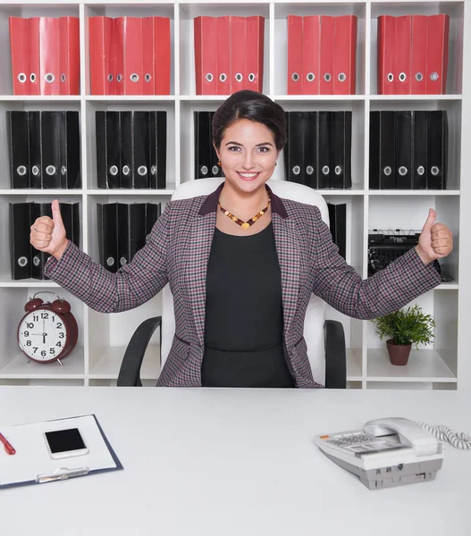 Glücklich Schöne Geschäftsfrau Zeigt Daumen Nach Oben Arbeiten Büro — Stockfoto