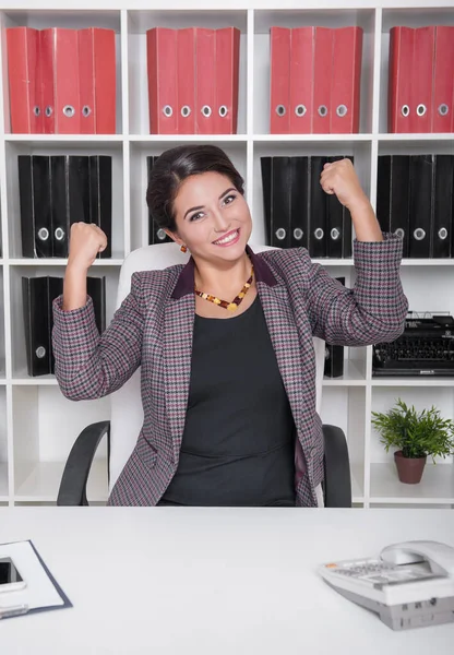 Feliz Hermosa Mujer Negocios Con Gesto Trabajo Oficina —  Fotos de Stock