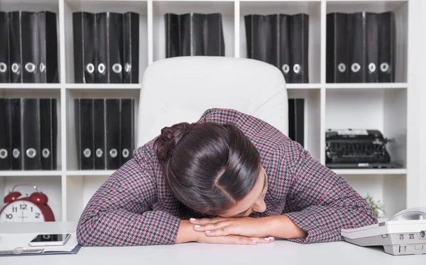 Mujer Negocios Aburrida Cansada Durmiendo Oficina Concepto Trabajo Excesivo — Foto de Stock