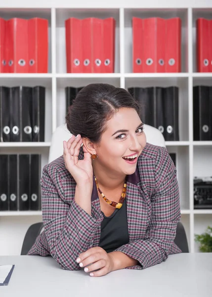 Vrolijke Zakenvrouw Met Hand Haar Oor Luisteren Roddels Het Kantoor — Stockfoto