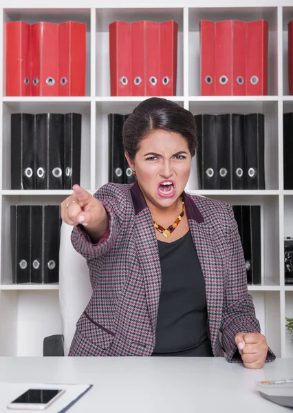 Mujer Negocios Gritando Enojada Señalando Oficina Concepto Despido — Foto de Stock