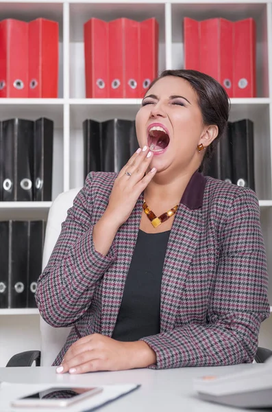 Müde Gelangweilte Geschäftsfrau Gähnt Büro Überarbeitungskonzept — Stockfoto