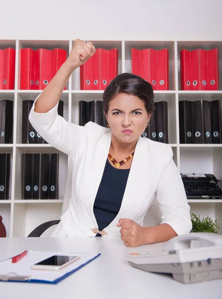 オフィスの怒っているビジネス女性は彼女の拳で脅かす 解任の考え方 — ストック写真