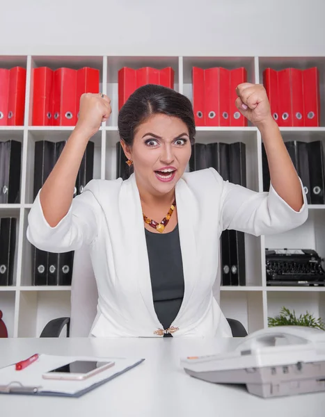 オフィスで叫んで怒っているビジネス女性 解任の考え方 — ストック写真