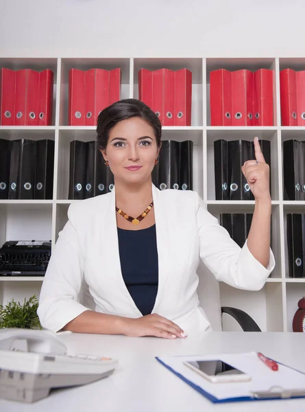 Feliz Hermosa Mujer Negocios Que Aparece Con Dedo Trabajando Oficina — Foto de Stock