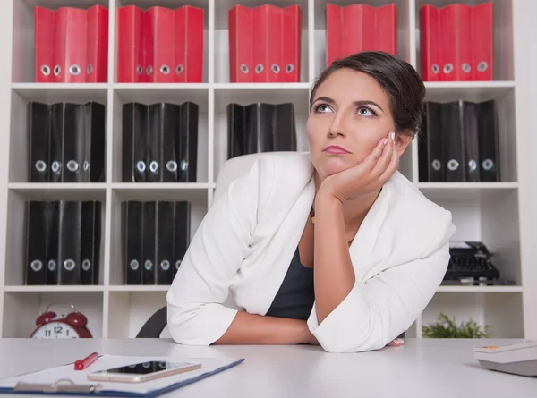 Müde Gelangweilte Geschäftsfrau Die Büro Arbeitet Überarbeitungskonzept — Stockfoto