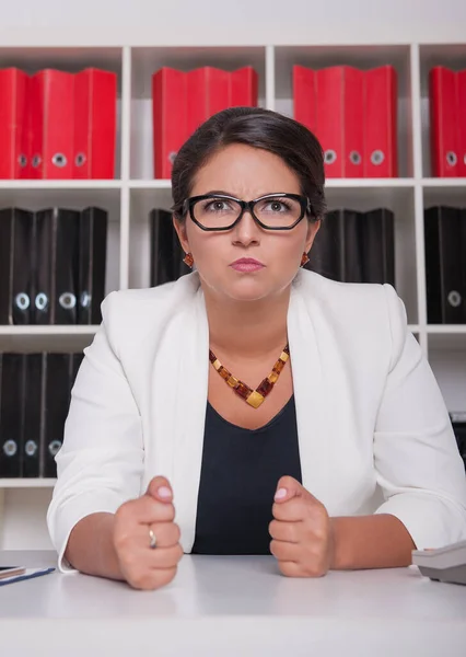 Sérieux Belle Femme Affaires Dans Les Lunettes Dans Bureau — Photo