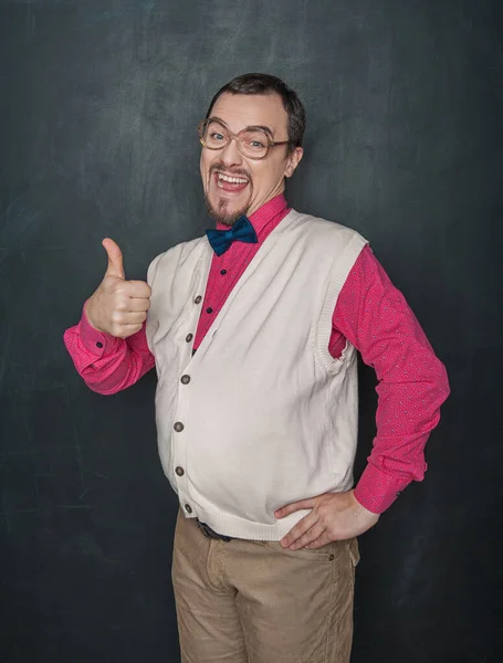 Αστεία Παχύ Δάσκαλο Επιχειρηματίας Δείχνει Αντίχειρες Επάνω Στο Φόντο Πίνακα — Φωτογραφία Αρχείου