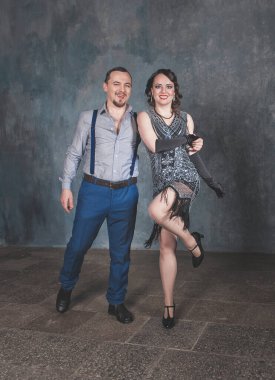 Güzel, mutlu bir kadın ve eski tarz dans eden yakışıklı bir adam.