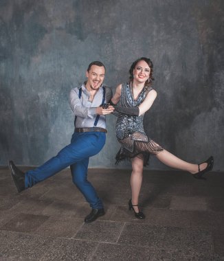 Güzel, mutlu bir kadın ve eski tarz dans eden yakışıklı bir adam.