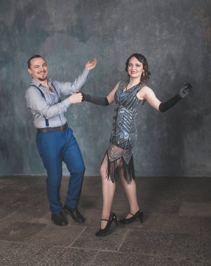 Güzel, mutlu bir kadın ve eski tarz dans eden yakışıklı bir adam.