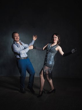 Güzel, mutlu bir kadın ve eski tarz dans eden yakışıklı bir adam.