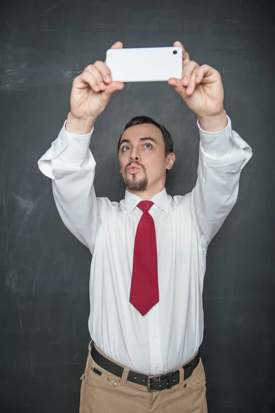 Retrato Homem Negócios Sério Fazendo Selfie Fundo Quadro Negro — Fotografia de Stock