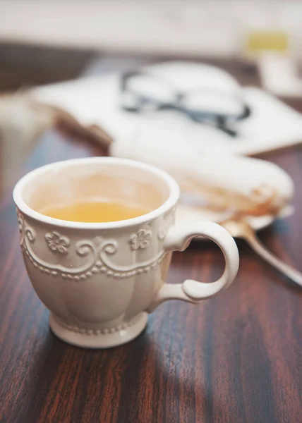 Une Tasse Thé Blanc Sur Table Concept Maison Confortable — Photo