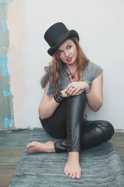 ファッショナブルな流行のヒップスター女性で帽子に手で裸足の足 — ストック写真