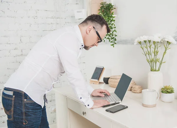 Geschäftsmann Mit Laptop Und Smartphone Hause Freiberufliches Oder Fernstudienkonzept — Stockfoto