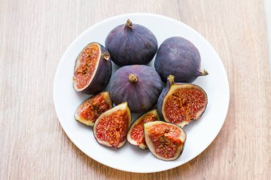 çanak üzerinde taze figas