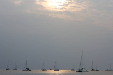 Denizin üzerinde gün batımı