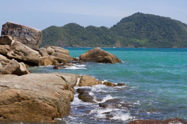 Dalga yakınındaki kayaların