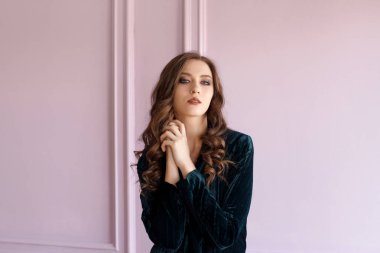 moda kız kamera vampir pantolon takım elbise bakmak