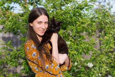 açık üzerinde siyah kedi kız