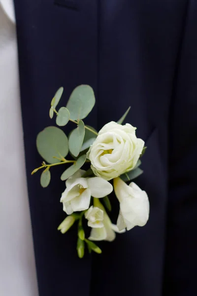 White Rose Boutonniere Suit Groom — Stock Photo, Image