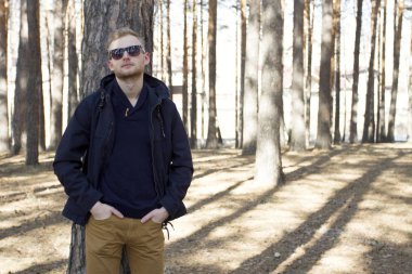 Ormanın içinde şık erkek güneş gözlüğü