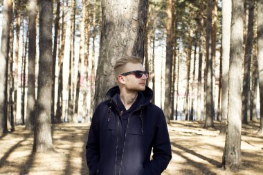 Ormanın içinde şık erkek güneş gözlüğü