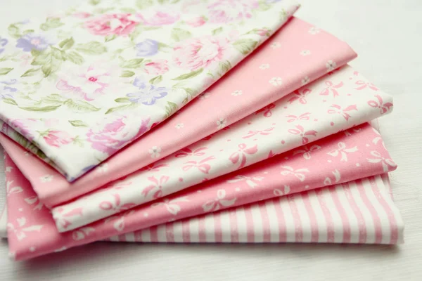ピンクの布のハンドメイド縫製生地 — ストック写真