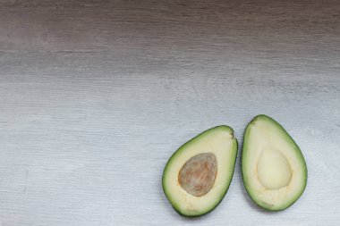 gri ahşap masa üzerinde avokado