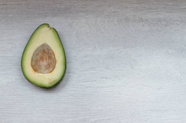 gri ahşap masa üzerinde avokado