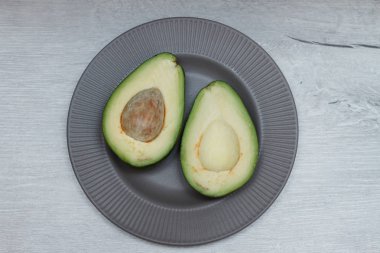 gri bir plaka üzerinde avokado