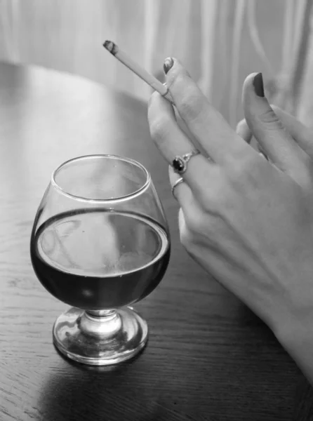 Рука Дівчини Склянкою Цигаркою — стокове фото