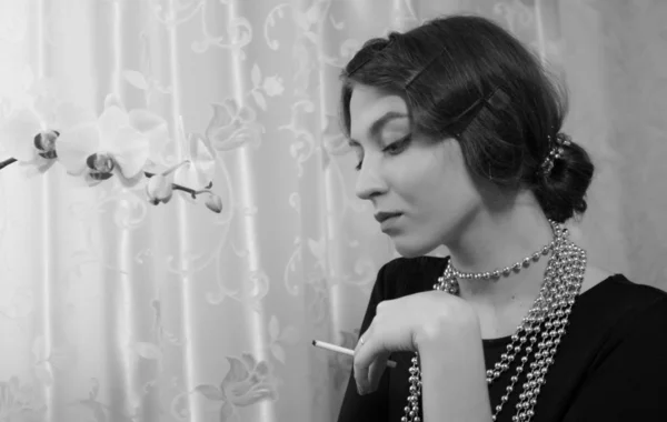 Retro Portre Klasik Kadınlarda Sigara Ile Boncuk — Stok fotoğraf