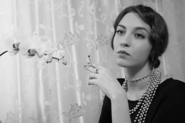 Retro klasik kadın şarap ve bir sigara