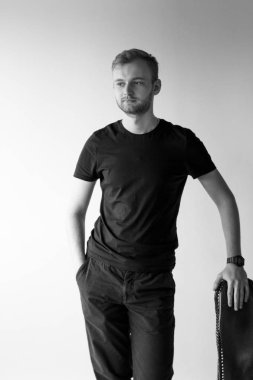 adam sandalyenin arka karşı eğildi