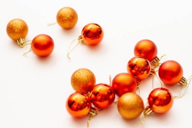 Beyaz zemin üzerinde altın noel topları ve metin için boş alan