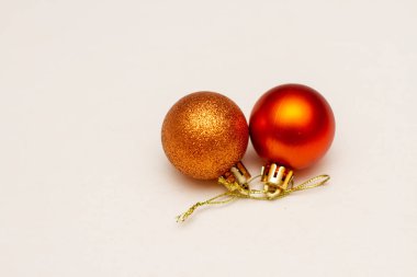 Beyaz arka planda altın renkli tarçın topları