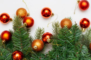 Ladin pençelerinde noel topları. En üstteki düz yerde. Beyaz arkaplanda yeni yıl kompozisyonu