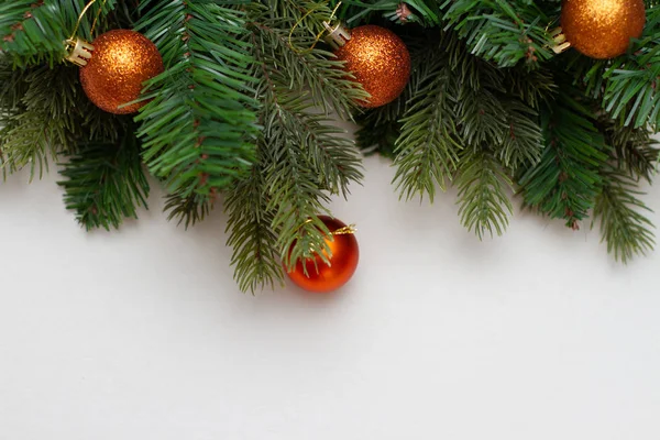 Patas Abeto Con Bolas Navidad Doradas Sobre Fondo Blanco — Foto de Stock