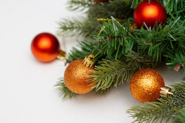 Patas Abeto Con Bolas Navidad Oro Sobre Fondo Blanco — Foto de Stock