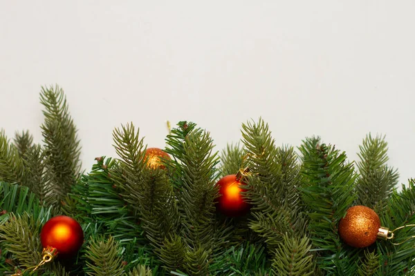 Tannenzweig Mit Goldenen Weihnachtskugeln Auf Weißem Hintergrund — Stockfoto