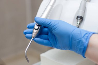 Doktor elinde dişçi hava akışı aracı