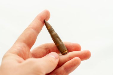 Mermi kovanları bir adamın elinde.