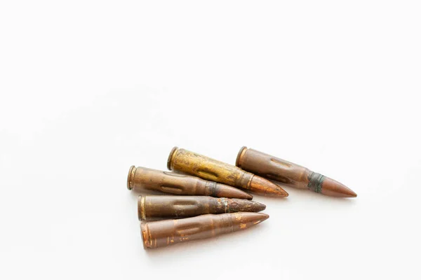 Σφαίρες από τυφέκιο επίθεσης ak47 σε λευκό φόντο — Φωτογραφία Αρχείου