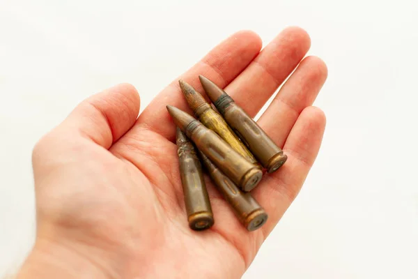 Man holds ammunition for Kalashnikov assault rifle in his hand — 스톡 사진