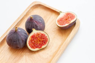 Tahta bir tabakta taze incir doğranmış.