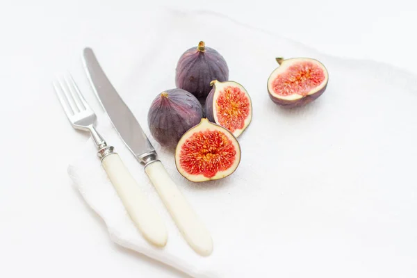 Fresh figs on white background and kitchenware — Stock Photo, Image